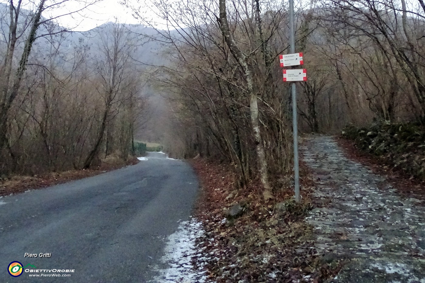 99 Lasciata la stradetta su strada asfaltata rientro a Carenno.JPG